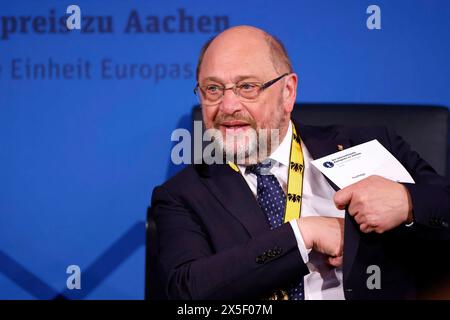 Politiker Martin Schulz SPD bei der Verleihung des Internationalen Karlspreises zu Aachen 2024 an Rabbiner Pinchas Goldschmidt, Präsident der Europäischen Rabbiner-Konferenz. Aachen, 09.05.2024 NRW Deutschland *** Politiker Martin Schulz SPD bei der Verleihung des Internationalen Karlpreises von Aachen 2024 an Rabbiner Pinchas Goldschmidt, Präsident der Europäischen Rabbinerkonferenz Aachen, 09 05 2024 NRW Deutschland Copyright: XChristophxHardtx Stockfoto