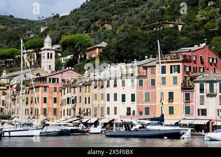 Boote im Hafen und hübsche pastellfarbene Gebäude, Portofino, Genua, Italien Stockfoto