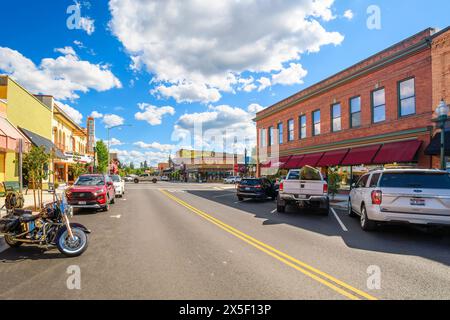 First Avenue, die Hauptstraße durch die Innenstadt von Sandpoint, Idaho, an einem Sommertag. Stockfoto