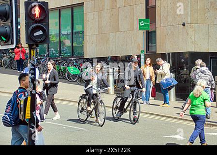 Glasgow, Schottland, Großbritannien. 9. Mai 2024: UK Wetter: Sonniges Sommerwetter für Einheimische und Touristen im Stadtzentrum. Credit Gerard Ferry/Alamy Live News Stockfoto