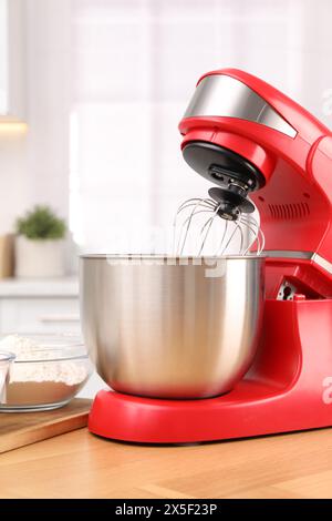 Moderner roter Standmixer auf Holztisch in der Küche Stockfoto