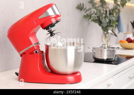 Moderner roter Standmixer auf weißer Arbeitsfläche in der Küche Stockfoto