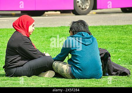 Glasgow, Schottland, Großbritannien. 9. Mai 2024: Wetter in Großbritannien: Sonniges Sommerwetter für Einheimische und Touristen Genießen Sie die Mittagszeit auf dem george Square im Stadtzentrum. Credit Gerard Ferry/Alamy Live News Stockfoto