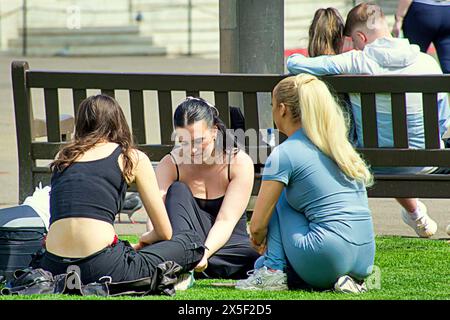 Glasgow, Schottland, Großbritannien. 9. Mai 2024: Wetter in Großbritannien: Sonniges Sommerwetter für Einheimische und Touristen Genießen Sie die Mittagszeit auf dem george Square im Stadtzentrum. Credit Gerard Ferry/Alamy Live News Stockfoto