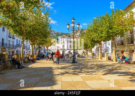 Eine lebhafte Plaza de Espana mit Familien Genießen Sie einen sonnigen Herbsttag im andalusischen Weißen Dorf Grazalema. Stockfoto