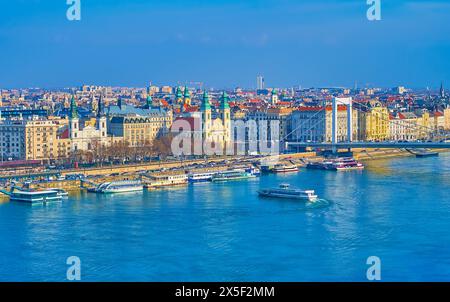 Jane Haining Quay of Danuve mit historischen Kirchen und Stadthäusern von Pest und der malerischen weißen Elisabethbrücke über den Fluss, Budapest, Ungarn Stockfoto