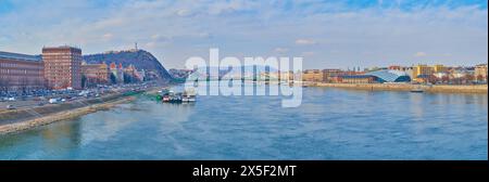 Panorama der hellblauen Donau mit dem Campus der Universität Budapest, dem Gellert-Hügel und Balna am Ufer, Budapest, Ungarn Stockfoto