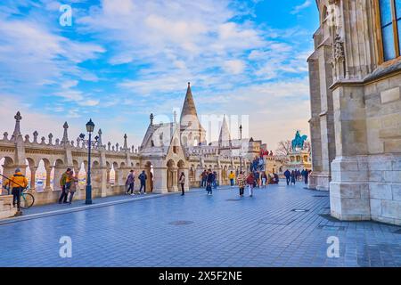 Machen Sie einen Spaziergang entlang der schönen Steinbastei und genießen Sie den Blick auf Budapest und die Matthiaskirche in Ungarn Stockfoto