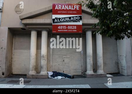 Buenos Aires, Argentinien. Mai 2024. Eine Person schläft während des Generalstreiks vor einem Gebäude. Quelle: Cristina Sille/dpa/Alamy Live News Stockfoto