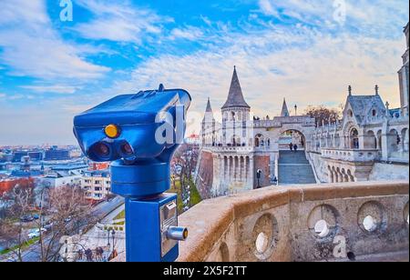 Thecoin betreibt ein öffentliches Aussichtspunkt-Teleskop auf der Aussichtsterrasse der Fisherman's Bastion in Budapest, Ungarn Stockfoto