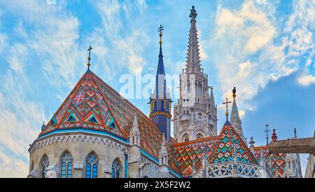 Panoramablick auf das Dach der Matthiaskirche, reich dekoriert mit Zsolnay-Zierziegeln, Türmen und dem Hauptsteinglockenturm, dekoriert mit Schnitzereien in gotischen Stil Stockfoto