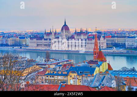 Majestätisches Parlamentsgebäude, Donau und Dächer von Buda im violetten Sonnenuntergangslicht, Blick von der Fischerbastei, Budapest, Ungarn Stockfoto