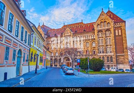 Die Fassade des ungarischen Nationalarchivs, Becsi-Kapu-Platz, Budapest, Ungarn Stockfoto