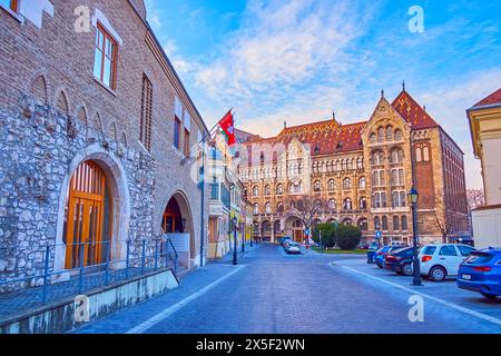 Historisches Gebäude des Nationalarchivs von Ungarn, dekoriert mit Zsolnay-Zierfliesen, Blick von der Fortuna Straße, Budapest, Ungarn Stockfoto