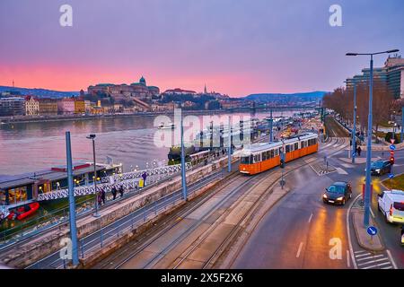 Der hell-violette Abendhimmel über der Donau, dem Stadtteil Buda und dem historischen Schloss Buda auf dem Schlosshügel in Budapest, Ungarn Stockfoto