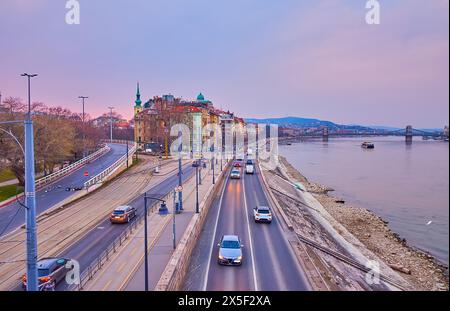 Der Friedrich-Born-Kai der Donau und die alte Wohnung von Taban am Abend, Budapest, Ungarn Stockfoto