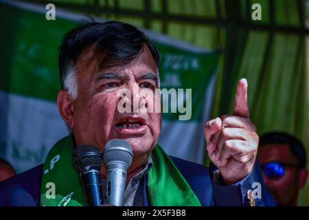 Srinagar, Indien. Mai 2024. Mehboob Beg, Vorsitzender der Demokratischen Volkspartei (PDP), spricht während einer Wahlkampagne vor der vierten Wahlphase der indischen Parlamentswahlen in Srinagar. Quelle: SOPA Images Limited/Alamy Live News Stockfoto