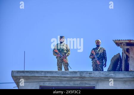 Srinagar, Indien. Mai 2024. Paramilitärische Truppen halten Mahnwache, während Anhänger der Demokratischen Volkspartei (PDP) an einer Wahlkampagne teilnehmen, die vor der vierten Wahlphase der indischen Parlamentswahlen in Srinagar stattfindet. Quelle: SOPA Images Limited/Alamy Live News Stockfoto