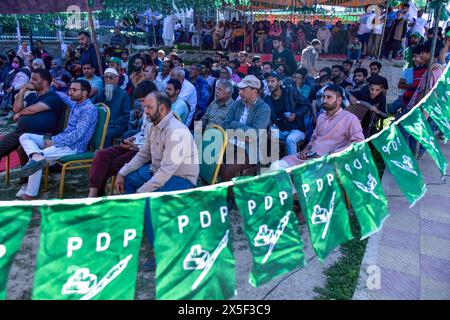 Srinagar, Indien. Mai 2024. Anhänger der Demokratischen Volkspartei (PDP) nehmen an einer Wahlkampagne im Vorfeld der vierten Wahlphase der indischen Parlamentswahlen in Srinagar Teil. Quelle: SOPA Images Limited/Alamy Live News Stockfoto