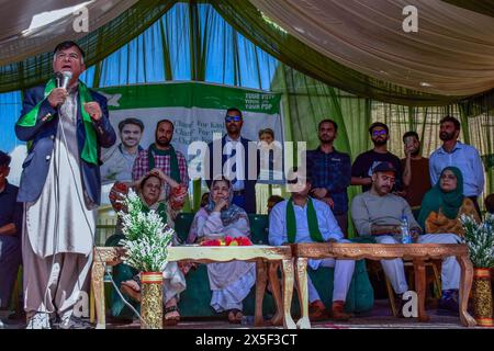 Srinagar, Indien. Mai 2024. Der Vorsitzende der Demokratischen Volkspartei (PDP) Mehboob Beg (L) spricht während einer Wahlkampagne vor der vierten Wahlphase der indischen Parlamentswahlen in Srinagar. Quelle: SOPA Images Limited/Alamy Live News Stockfoto