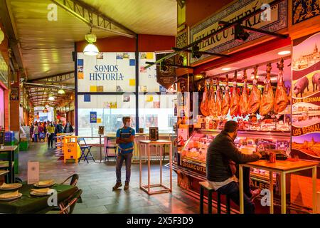 Im Mercado Triana Markt voller Lebensmittelgeschäfte, Metzgereien und Gourmet-Stände und Cafés im Stadtteil Triana in Andalusien, Spanien. Stockfoto