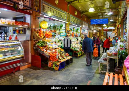 Ein farbenfroher Markt für Obst und Gemüse im Indoor Triana Market oder Mercado de Triana in Sevilla Spanien. Stockfoto