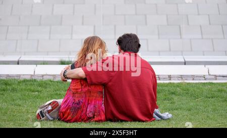 Bild eines Paares, das Zeit zusammen in Budapest, Ungarn, verbringt, geklickt am 31. März 2024 Stockfoto