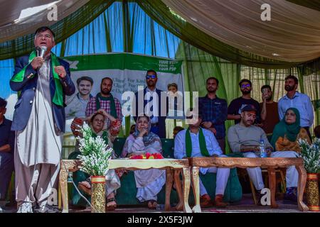 Srinagar, Indien. Mai 2024. Der Vorsitzende der Demokratischen Volkspartei (PDP) Mehboob Beg (L) spricht während einer Wahlkampagne vor der vierten Wahlphase der indischen Parlamentswahlen in Srinagar. (Foto: Saqib Majeed/SOPA Images/SIPA USA) Credit: SIPA USA/Alamy Live News Stockfoto