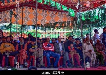 Srinagar, Indien. Mai 2024. Anhänger der Demokratischen Volkspartei (PDP) nehmen an einer Wahlkampagne im Vorfeld der vierten Wahlphase der indischen Parlamentswahlen in Srinagar Teil. (Foto: Saqib Majeed/SOPA Images/SIPA USA) Credit: SIPA USA/Alamy Live News Stockfoto