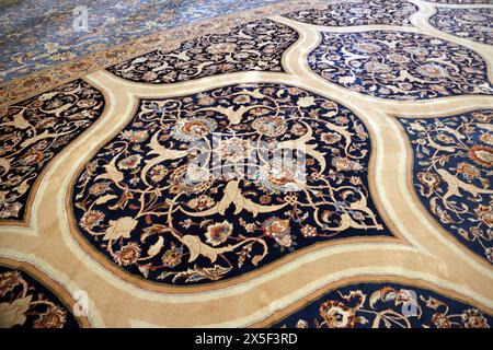 Gebetsteppich in der Gebetshalle in der Sultan Qaboos Grand Mosque zweitgrößter einteiliger Teppich der Welt mit 1,7 Milliarden Knoten und über 4 Jahre Stockfoto