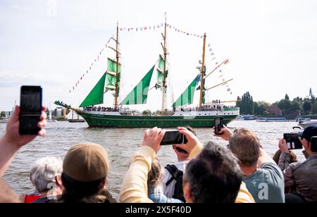 Hamburg, Deutschland. Mai 2024. Das Ausbildungssegelschiff „Alexander von Humboldt II“ segelt während der Ankunftsparade zum 835. Hamburger Hafengeburtstag an den Anlegestellen über die Elbe. Vermerk: Daniel Bockwoldt/dpa/Alamy Live News Stockfoto