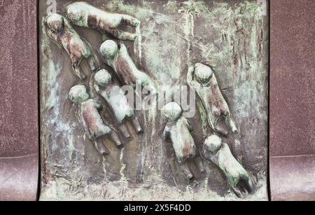 Circle of Life Bronze Relief des norwegischen Bildhauers Gustav Vigeland, Rückansicht acht Kinder, der Brunnen, Frogner Park, Vigeland Park, Oslo, Norwegen Stockfoto