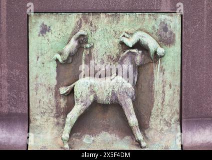 Circle of Life Bronze Relief des norwegischen Bildhauers Gustav Vigeland, zwei Kinder und Pferd, der Brunnen, Frogner Park, Vigeland Park, Oslo, Norwegen Stockfoto