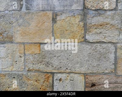 Natursteintexturen finden Anwendung in Bodenbelägen, Treppen, Gehwegen, Wandverkleidungen, Skulpturen, und Denkmälern Stockfoto