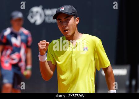 Rom, Latium, Italien. Mai 2024. Rinky Hijikata (aus) spielt während des ersten Rundenspiels gegen Jaume Munar (ESP) am vierten Tag des Internazionali BNL D’Italia 2024 im Foro Italico am 9. Mai 2024 in Rom. (Kreditbild: © Ciro de Luca/ZUMA Press Wire) NUR REDAKTIONELLE VERWENDUNG! Nicht für kommerzielle ZWECKE! Stockfoto