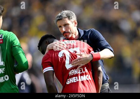 BRÜSSEL - (l-r) Mandela Keita vom Royal Antwerp FC, Trainer des Royal Antwerp FC, Mark van Bommel, nach dem Finale des belgischen Croky Cup zwischen Union St Gillis und Royal Antwerp FC im King Baudouin Stadion am 9. Mai in Brüssel, Belgien. ANP | Hollandse Hoogte | GERRIT VAN COLOGNE Stockfoto