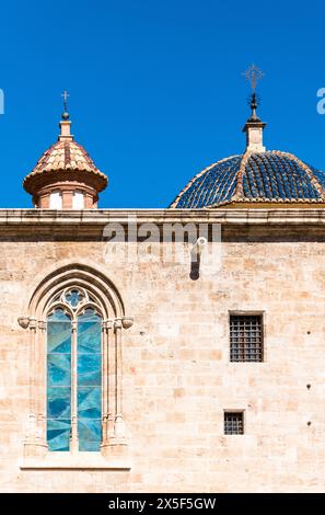 Kuppeln der Catedral del Santo Caliz (Kathedrale von Valencia oder Kathedrale des Heiligen Kalkes oder Kathedrale Saint Maria), von der Plaza de la rein aus gesehen Stockfoto