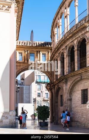 Fußgängerbrücke von der Kathedrale von Valencia zur Basilica de la Virgen de los Desamparados, von der Plaza de la Virgen in der Altstadt aus gesehen Stockfoto