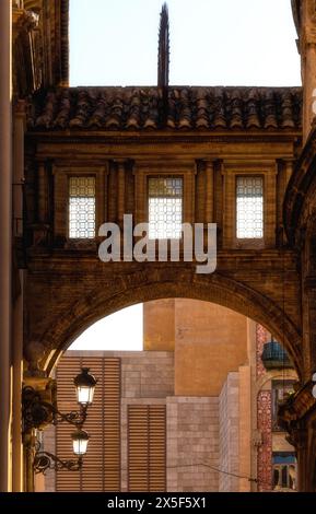 Fußgängerbrücke von der Kathedrale von Valencia zur Basilica de la Virgen de los Desamparados, von der Plaza de la Virgen in der Altstadt aus gesehen Stockfoto