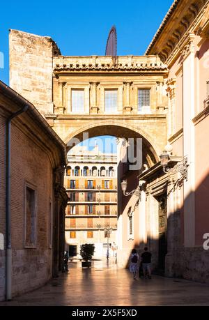 Fußgängerbrücke von der Kathedrale von Valencia (links) zur Basilica de la Virgen de los Desamparados (rechts) in der Altstadt von Valencia, Spanien Stockfoto