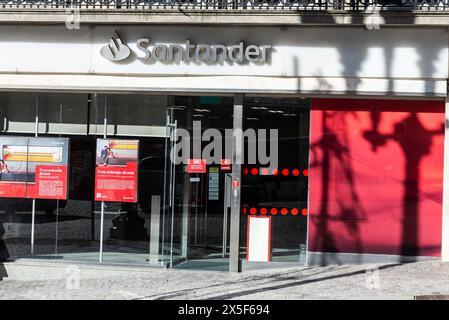 Porto, Portugal - 23. November 2023: Fassade und Logo der Santander Bank in Porto oder Porto, Portugal Stockfoto