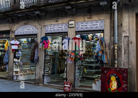 Porto, Portugal - 23. November 2023: Ausstellung eines Souvenirshops in einer Einkaufsstraße von Porto, Portugal Stockfoto