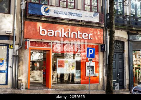 Porto, Portugal - 23. November 2023: Fassade und Logo der Bankinter Bank in Porto oder Porto, Portugal Stockfoto