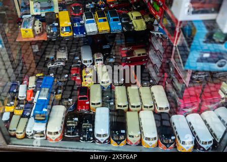 Porto, Portugal - 23. November 2023: Ausstellung eines maßstabsgetreuen Spielzeugwagengeschäfts in Porto, Portugal Stockfoto