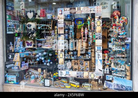 Porto, Portugal - 23. November 2023: Ausstellung eines Souvenirshops in einer Einkaufsstraße von Porto, Portugal Stockfoto