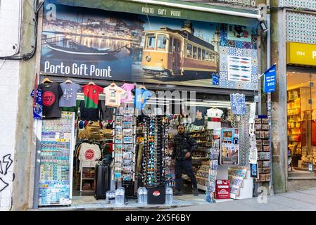 Porto, Portugal - 23. November 2023: Verkäufer eines Souvenirshops in einer Einkaufsstraße von Porto, Portugal Stockfoto