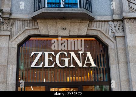 Porto, Portugal - 23. November 2023: Zeichen des Ermenegildo Zegna, Luxusartikelladen in der Dos Aliados Avenue, einer Einkaufsstraße in Porto, Portugal Stockfoto