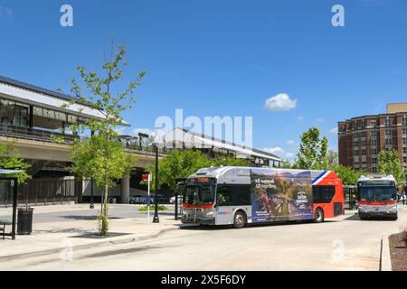Alexandria, Virginia, USA - 1. Mai 2024: Busse parken an der Bushaltestelle der Stadt vor der U-Bahn-Station. Stockfoto