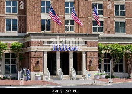 Alexandria, Virginia, USA - 1. Mai 2024: Außenansicht des Hilton Hotels im Stadtzentrum Stockfoto
