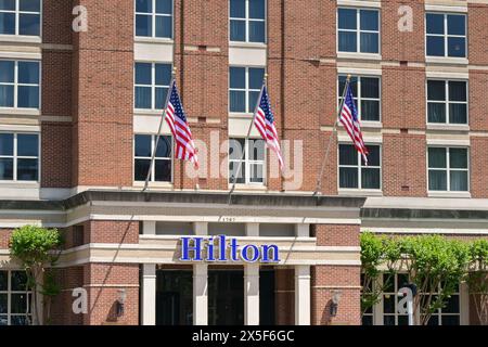 Alexandria, Virginia, USA - 1. Mai 2024: Außenansicht des Hilton Hotels im Stadtzentrum Stockfoto